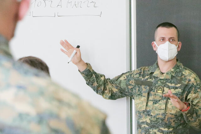 Major A. während des Unterrichts beim Erklären. (Foto: RedTD/Gerold Keusch)