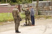 Ein Asylsuchender wird kontrolliert und zur Registrierung weitergeleitet. (Foto: Bundesheer/Philipp Winkler)