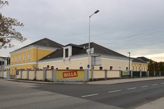 Die ehemalige Reithalle der Winterreitschule des Dragonerregimentes 4 steht unter Denkmalschutz und beherbergt heute mehrere Geschäfte. (Foto: RedTD/Gerold Keusch)  