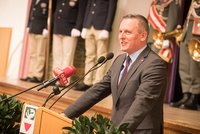 Bundesminister Mario Kunasek begrüßte die neuen Wachtmeister des Österreichischen Bundesheeres als Kameraden. (Foto: Bundesheer/Daniel Trippolt) 