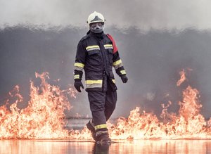 Ein Feuerwehrmann im Trainingszentrum für Luftfahrzeugrettungsdienste. (Foto: Bundesheer/Daniel Trippolt)