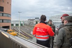 Einweisung in das Schutzobjekt durch einen Mitarbeiter. (Foto: Lukas Kränkl)