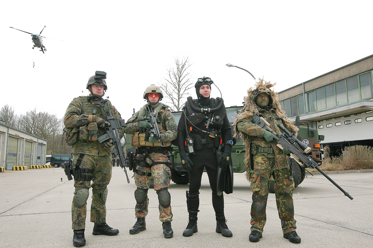 Die vier Einsatzkompanien des Seebataillons (von links nach rechts): Küsteneinsatz, Bordeinsatz, Minentaucher und Aufklärungseinsatz. (Foto: Bundeswehr/Björn Wilke)
