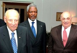 Weitere Gespräche zwischen den beiden Volksgruppenführern und dem UN-Generalsekretär im Mai 2002 auf Zypern. Glafkos Clerides, Kofi Annan, Rauf Denktash (v.l.n.r). (Foto: UNFICYP)