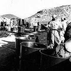 Manuelle Dekontamination durch das Abtragen der obersten Erdschicht. (Foto: US Naval Historical Center; gemeinfrei)