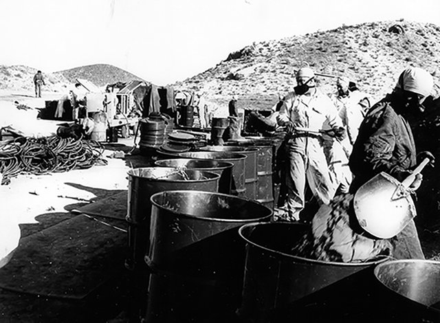 Manuelle Dekontamination durch das Abtragen der obersten Erdschicht. (Foto: US Naval Historical Center; gemeinfrei)