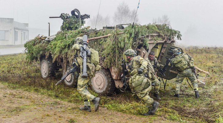 Österreichische Soldaten sitzen von ihrem Mannschaftstransportpanzer ab und laufen in die nächste Deckung, von wo aus sie weiter angreifen. (Foto: Carl Schulze)