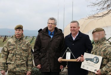 Schlüsselübergabe durch Verteidigungsminister Mario Kunasek und Hofrat Mag. Dr. Johannes Sailer an den Kommandanten des Jagdkommandos, Oberst dG Mag. Horst Hofer (li.) und den Kommandanten der Task-Group 2. (Foto: Truppendienst/Gerold Keusch)