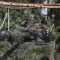 Bau eines behelfsmäßigen Schutzes für eine Panzerhaubitze gegen die Bedrohung durch Drohnen. (Foto: Bundesheer/Wasiltschenko)