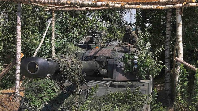 Bau eines behelfsmäßigen Schutzes für eine Panzerhaubitze gegen die Bedrohung durch Drohnen. (Foto: Bundesheer/Wasiltschenko)