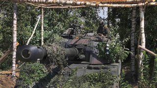 Bau eines behelfsmäßigen Schutzes für eine Panzerhaubitze gegen die Bedrohung durch Drohnen. (Foto: Bundesheer/Wasiltschenko)