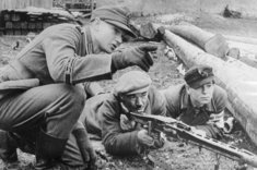 Volkssturm-Männer bei der Ausbildung durch einen Soldaten der Wehrmacht. (Foto: Schwahn/Bundesarchiv Bild 183-J30793, CC-BY-SA3.0)