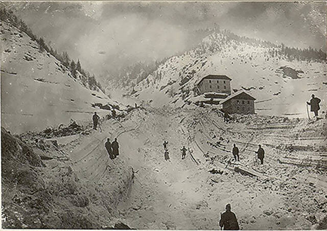 Die Folgen eines Lawinenabgangs auf zivile Infrastruktur, Vermiglio, Italien, 1916.