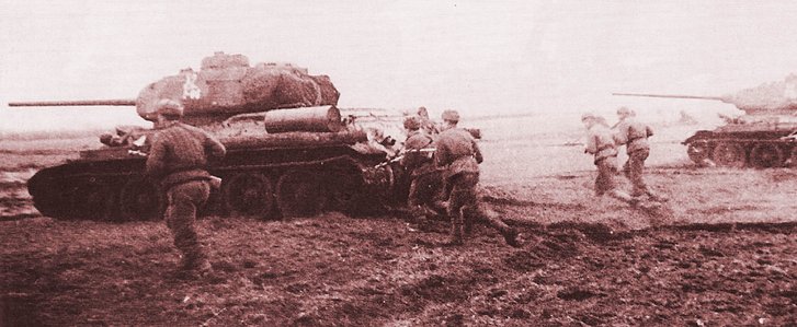 Panzerangriff der Roten Armee an der Ostfront in Ungarn. (Foto: Archiv TD)