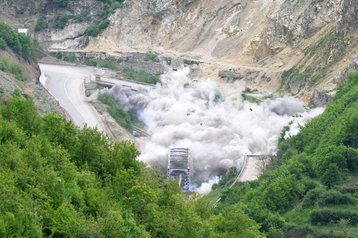 Brückensprengung im Kosovo durch Pioniere mehrerer Nationen unter der organisatorischen Gesamtleitung eines österreichischen Pionieroffiziers. (Foto: KFOR)