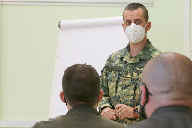 Major A. im Lehrgespräch mit den Lehrgangsteilnehmern. (Foto: RedTD/Gerold Keusch)