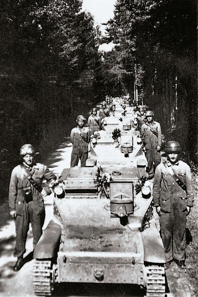 Kolonne von CV33/35 mit abgesessener Besatzung in einem Waldstück. (Foto: Rolf M. Urrisk-Obertynski)