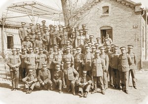 Gruppenbild mit deutschen Soldaten. (Foto: Bundesarchiv, Bild 116-127-068/unbekannt/CC BY-SA 3.0)

