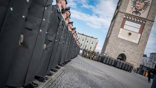 Das Foto zeigt die Ausmusterung der Unteroffiziere am Ennser Hauptplatz. (Symbolfoto: Bundesheer/Rainer Zisser)