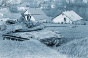 Der Kommandant (am Turm neben dem üsMG) eines M41-Kampfpanzers beobachtet das Gelände. (Foto: HBF)