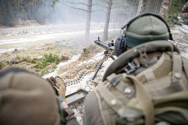 Für das Scharfschießen musste eine Bundesstraße gesperrt werden. (Foto: Bundesheer/Thomas Lampersberger)