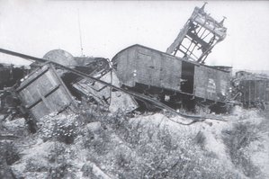 Zerstörte Wagons in Amstetten. (Foto: Stadtarchiv Amstetten)
