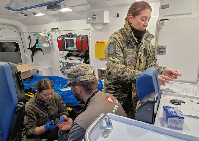 Ein Notarztteam erhebt  für die Fähnriche biometrische Daten. (Foto: Bundesheer/Gunter Pusch)