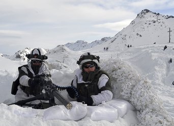 Stellungen werden in den gleichen Bauformen und Maßen wie ohne Schnee errichtet. (Foto: Schwärzler/Konrad)