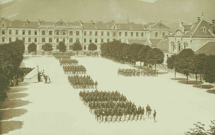 Blick in den Innenhof der Kaserne in der k.u.k. Zeit. Das k.u.k. IR Nr. 7 feiert den Regimentsgedenktag. (Bild: Archiv Rauchenbichler) 