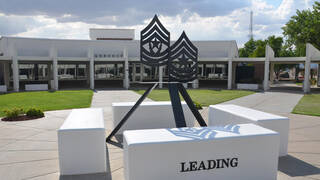 Die Skulptur im Inneren des Hofes von der Sergeants Major Academy. (Foto: U.S. Army/gemeinfrei)