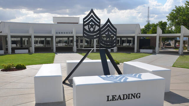 Die Skulptur im Inneren des Hofes von der Sergeants Major Academy. (Foto: U.S. Army/gemeinfrei)