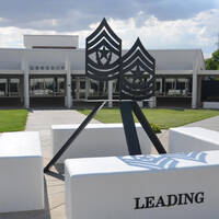 Die Skulptur im Inneren des Hofes von der Sergeants Major Academy. (Foto: U.S. Army/gemeinfrei)