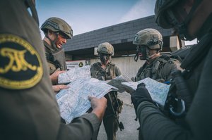 Befehlsausgabe bei einer Übung der Militärakademie auf dem Truppenübungsplatz Allentsteig. (Foto: HBF/Daniel Trippolt)