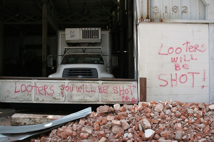 Looter warnings post-Katrina. New Orleans 2005. (Photo: ioerror/CC BY-SA 2.0)