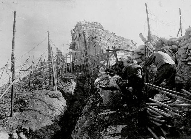 Ein Maschinengewehrtrupp in Fliegerabwehrstellung im teilweise zerstörten Posten Vezzena im Mai 1916. (Foto: k.u.k. Kriegspressequartier; CC)
