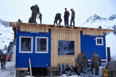 Der Pionierbauzug errichtet Unterkünfte auf Containerbasis. Zum Schutz gegen die Witterungsverhältnisse dienen Verbindungselemente und ein Dachstuhl aus Holz. (Foto: PiB2)