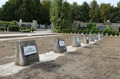Gräber am sowjetischen Soldatenfriedhof in Wilhelmsburg. Im linken Grab ruht ein Soldat aus der Tschechoslowakei, der in den Reihen der Roten Armee diente. (Foto: RedTD/Keusch) 