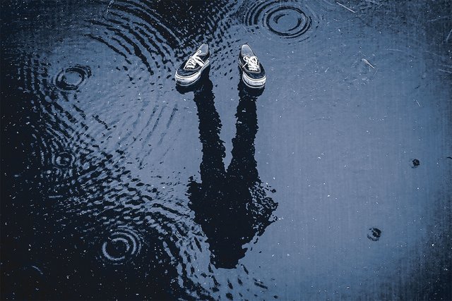 Fake News spiegeln Wahrheiten oft verzerrt wider. Sie wirken auf den ersten Blick glaubwürdig. Faktenchecks decken sie als das auf, was sie sind: gezielte Manipulation. (Foto: Pixabay-KI-generiert, gemeinfrei)