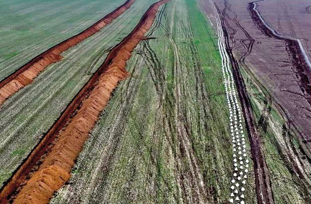 Ukrainische Feldbefestigungen mit zwei Panzergräben (links) und Drachenzähnen und Stacheldraht (rechts) in insgesamt vier Linien. (Foto:  23rd Engineer Positioning Regiment/Ukraine; Cc BY-SA 4.0)