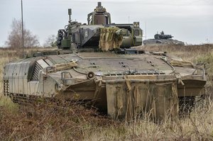 Schützenpanzer "Puma" beim Angriff über das freie Gelände vor der Ortskampfanlage Schnöggersburg. (Foto: Carl Schulze)