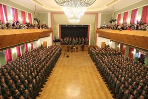 Die angetretenen neuen Wachmeister des Österreichischen Bundesheeres in der Stadthalle von Enns.  (Foto: Bundesheer/Gerold Keusch)