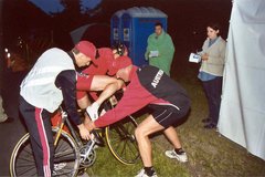 Robert und Herbert helfen Luis am Ende des Radbewerbes aus den völlig durchnässten Radschuhen. (Foto: Archiv Wildpanner)
