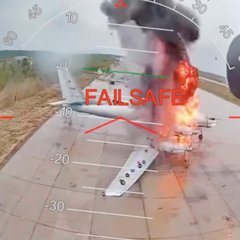 Eine brennende Tu-95 nachdem sie von einer ukrainischen Drohne auf dem Flugplatz Olenja in Brand geschossen wurde. (Foto: ssu.gov.ua; Cc BY-SA 4.0)