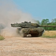 Der Kampfpanzer "Leopard" 2A4 in Querfahrt mit seiner stabilisierten 120-mm-Glattrohrkanone. (Foto: Bundesheer/PzB14)