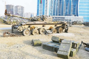 Abgeschossener armenischer Kampfpanzer T-72 im „Park der Trophäen“ in Baku. (Foto: President.az; CC BY-SA 4.0)