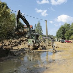 Schlamm wird hart wie Beton, wenn er austrocknet. Daher mussten ihn die Soldaten rasch beseitigen. (Foto: Bundesheer/Rebecca Heindl)
