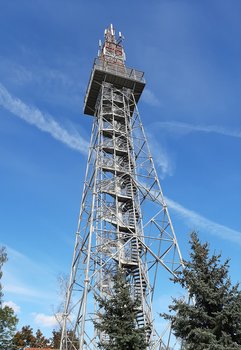 Der ans Museum grenzende Aussichtsturm wurde 1999 errichtet und bietet einen imposanten Ausblick über das gesamte Schlachtfeld.(Foto: Gabor Orban)