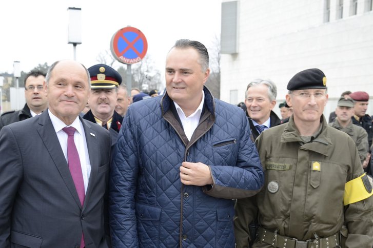 Die Bundesminister Wolfgang Sobotka (BM.I; li) und Hans Peter Doskozil (BMLVS; mi.) und der Kommandant der 3. Panzergrenadierbrigade, Brigadier Christian Habersatter bei der Vorführung während der Übung. (Foto: Bundesheer/Karl Schön)