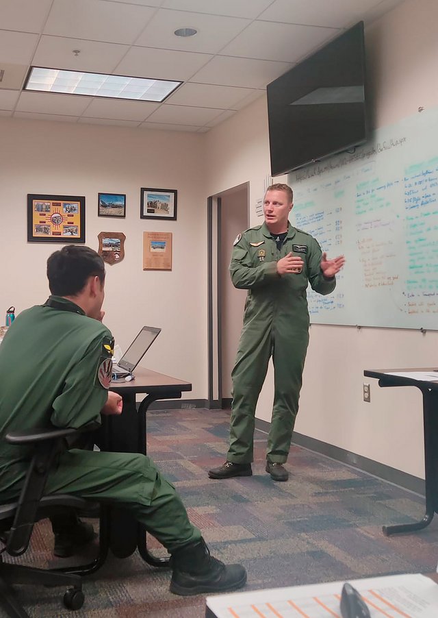 Hauptmann Peter Spiegl während eines Vortrages beim FSOC (Foto: Archiv Spiegl)