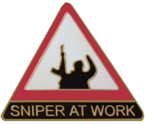 Ein Schild warnt vor PIRA-Bewaffneten mit der Aufschrift „Sniper at Work“. (Foto: Liam Galligan, CC BY-SA 3.0)